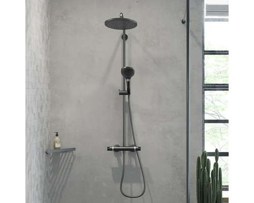 Système de douche avec douche de tête et douchette à main incluant mitigeur thermostatique monté au mur dans une salle de bain moderne.