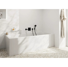 Salle de bain moderne avec baignoire blanche, robinetterie encastrée et douchette dans une pièce au sol en terrazzo clair au design minimaliste.