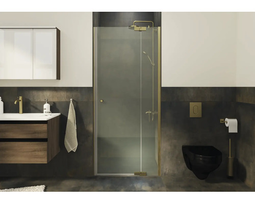 Cabine de douche moderne avec porte battante et profilés finition laiton dans une salle de bain élégante.
