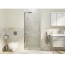 Salle de bain moderne avec cabine de douche en verre, toilettes suspendues et meuble vasque dans un design clair et organisé.