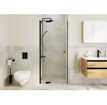 Salle de bain moderne avec douche à l'italienne en verre avec profilés noirs, toilette suspendue et meuble lavabo en bois.