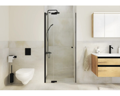 Modernes Badezimmer mit ebenerdiger Duschkabine aus Glas mit schwarzen Profilen, wandhängendem WC und Waschtisch mit Holzunterschrank.