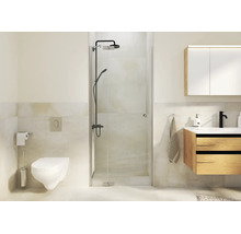 Salle de bain moderne avec douche à l'italienne, toilettes suspendues, meuble vasque en bois et robinetterie noire mate.