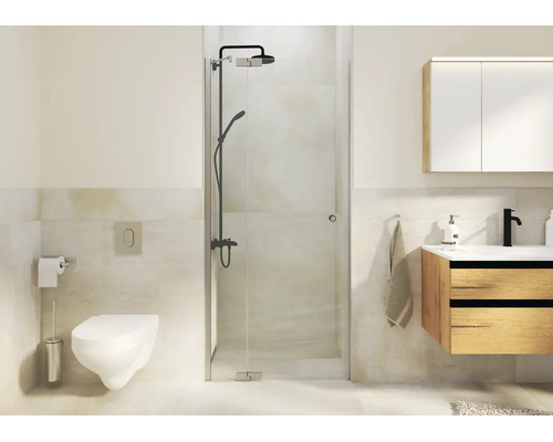 Salle de bain moderne avec douche à l'italienne, toilettes suspendues, meuble vasque en bois et robinetterie noire mate.
