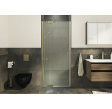 Paroi de douche moderne avec porte battante et profilés couleur laiton dans une salle de bain élégante avec carrelage sombre.