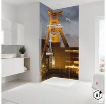 Douche à l'italienne moderne avec une paroi de douche représentant le chevalement illuminé de la mine de Zollverein. (Image AI modified or generated)