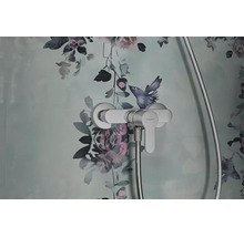 Mitigeur de douche monocommande Hansgrohe pour montage mural sur fond de papier peint floral