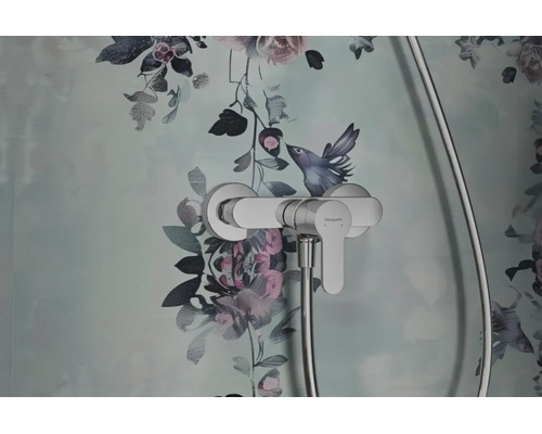 Mitigeur de douche monocommande Hansgrohe pour montage mural sur fond de papier peint floral