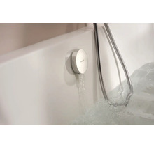 Mitigeur bain Hansgrohe au design plat, monté sur le bord de la baignoire, avec de l eau qui coule dans une baignoire.