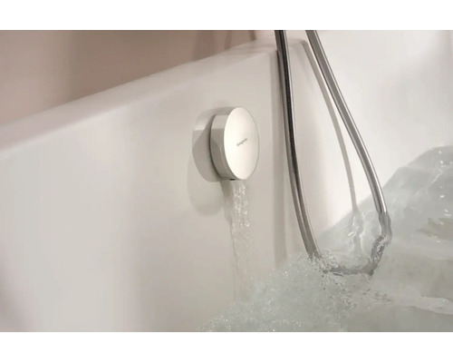 Mitigeur bain Hansgrohe au design plat, monté sur le bord de la baignoire, avec de l eau qui coule dans une baignoire.