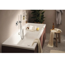 Baignoire moderne avec tablette de bain en métal dans une salle de bains élégante avec mitigeur de douche et tabouret en bois