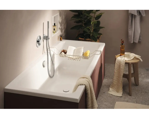 Baignoire moderne avec tablette de bain en métal dans une salle de bains élégante avec mitigeur de douche et tabouret en bois
