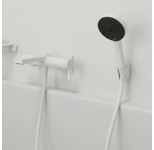 Mitigeur de baignoire avec douchette fixé au mur pour une salle de bain moderne.