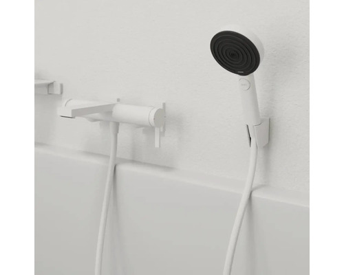 Mitigeur de baignoire avec douchette fixé au mur pour une salle de bain moderne.