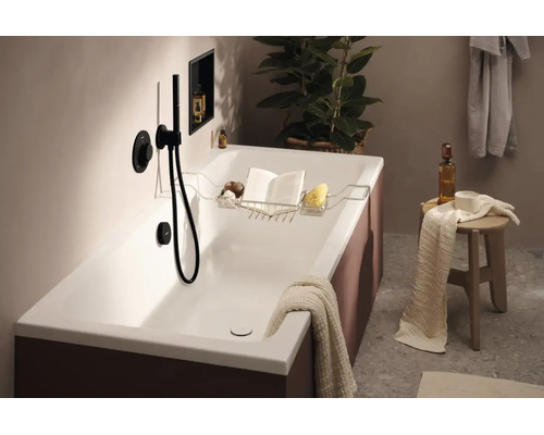 Moderne Badezimmer Einrichtung mit weißer Badewanne, Wannenablage, Unterputz Armatur und Handbrause in einem ansprechend gestalteten Badezimmer.