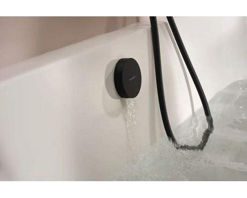 Hansgrohe Wannenfüllarmatur mit rundem Design und integriertem Brauseschlauchanschluss an einer Badewanne.