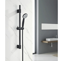 Kit de douche avec douchette et barre de douche sur un mur effet marbre dans une salle de bains moderne.