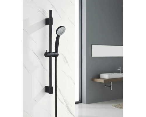 Kit de douche avec douchette et barre de douche sur un mur effet marbre dans une salle de bains moderne.