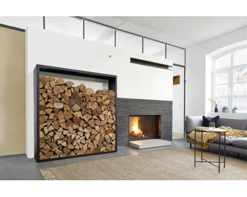 Salon moderne avec cheminée et étagère à bois intégrée, remplie de bois de chauffage empilé devant un mur en plaquettes de parement en pierre.