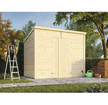 Abri de jardin en bois avec toit en pente et double porte installé dans un jardin avec une échelle et un arrosoir au premier plan.