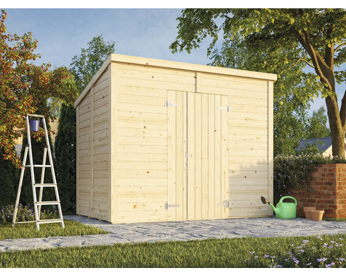 Abri de jardin en bois avec toit en pente et double porte installé dans un jardin avec une échelle et un arrosoir au premier plan.