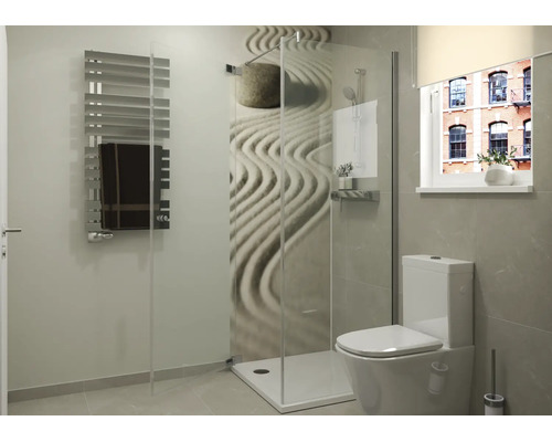Modernes Badezimmer mit ebenerdiger Dusche, Duschwand mit Zen-Motiv, Stand-WC und Handtuchheizkörper, zeitgenössisches Design.