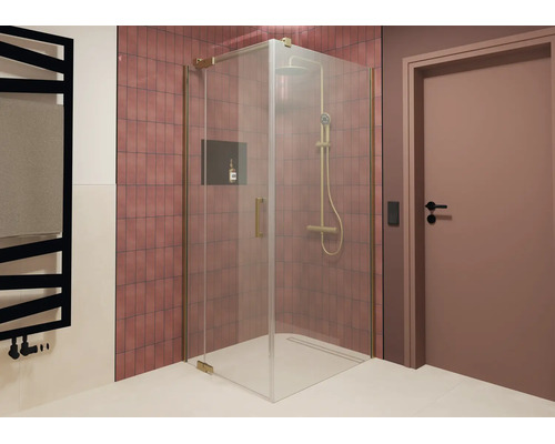 Moderne Eckdusche mit Glaselementen, Messingbeschlägen und Armaturen in einem Badezimmer mit roten Fliesen.
