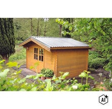 Abri de jardin en bois avec toit à deux versants et couverture en tôle ondulée, situé dans un jardin avec des arbres et des buissons. (Image AI modified or generated)