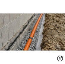 Un tuyau de drainage dans une tranchée remplie de gravier le long d un mur pour le drainage professionnel des fondations du bâtiment. (Image AI modified or generated)