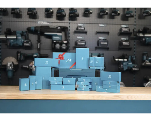 Calendrier de l'avent d'outils Makita avec vingt quatre boîtes cadeaux numérotées sur un établi devant un mur d'outils.