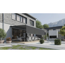 Store de terrasse moderne avec lambrequin enroulable sur une maison en brique avec espace jardin et salon de jardin.