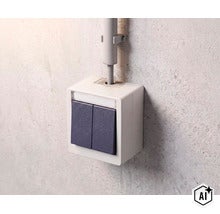 Aufputz Serienschalter für Feuchtraum in einem Gehäuse montiert mit Kabelzuführung an einer Wand. (Image AI modified or generated)