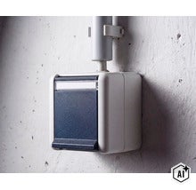 Interrupteur en saillie avec couvercle rabattable pour installation en milieu humide sur un mur. (Image AI modified or generated)