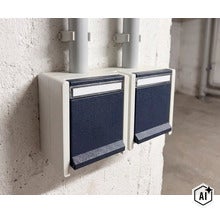 Deux interrupteurs en saillie montés côte à côte avec couvercle sur un mur rugueux avec des conduits électriques. (Image AI modified or generated)