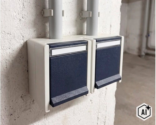 Deux interrupteurs en saillie montés côte à côte avec couvercle sur un mur rugueux avec des conduits électriques. (Image AI modified or generated)