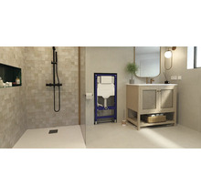 Bâti support Geberit dans une salle de bain au design moderne avec douche à l'italienne et meuble vasque en bois.