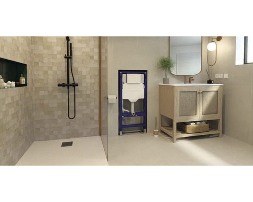 Bâti support Geberit dans une salle de bain au design moderne avec douche à l'italienne et meuble vasque en bois.
