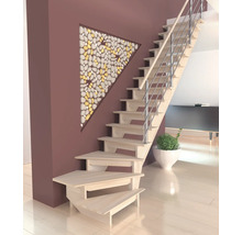 Moderne Holztreppe mit Metallgeländer neben einer Wand mit dreieckigem Kieselsteindekor in einem offenen Wohnraum.
