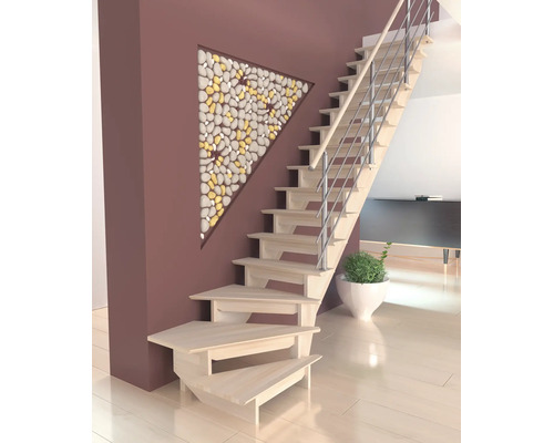 Moderne Holztreppe mit Metallgeländer neben einer Wand mit dreieckigem Kieselsteindekor in einem offenen Wohnraum.