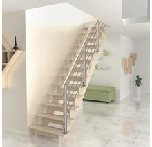 Moderne offene Holztreppe mit Metallgeländer in einem hellen, wohnlich eingerichteten Innenraum mit Fliesenboden.