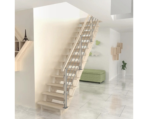 Moderne offene Holztreppe mit Metallgeländer in einem hellen, wohnlich eingerichteten Innenraum mit Fliesenboden.