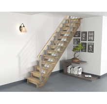 Escalier droit moderne en bois avec rampe en métal dans un espace de vie lumineux avec étagère à livres et décoration murale.