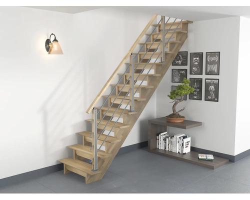 Escalier droit moderne en bois avec rampe en métal dans un espace de vie lumineux avec étagère à livres et décoration murale.