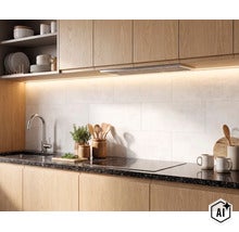 Cuisine moderne avec façades en bois, plan de travail en granit foncé et crédence blanche, mise en valeur par un éclairage LED indirect. (Image AI modified or generated)