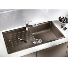 Évier encastrable marron en Silgranit avec égouttoir et mitigeur de cuisine dans une cuisine moderne