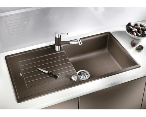 Évier encastrable marron en Silgranit avec égouttoir et mitigeur de cuisine dans une cuisine moderne