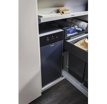 Système d eau potable Blanco avec affichage intégré dans une armoire de cuisine à côté d un système de tri des déchets.