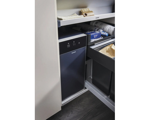Système d eau potable Blanco avec affichage intégré dans une armoire de cuisine à côté d un système de tri des déchets.
