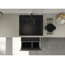 Vue de dessus d'une cuisine moderne avec évier noir, mitigeur, plan de travail, casserole et système de tri des déchets dans le meuble bas.