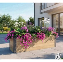 Rechteckiger Blumenkübel in Holzoptik mit Rahmen auf einer Terrasse, bepflanzt mit bunten Sommerblumen. (Image AI modified or generated)